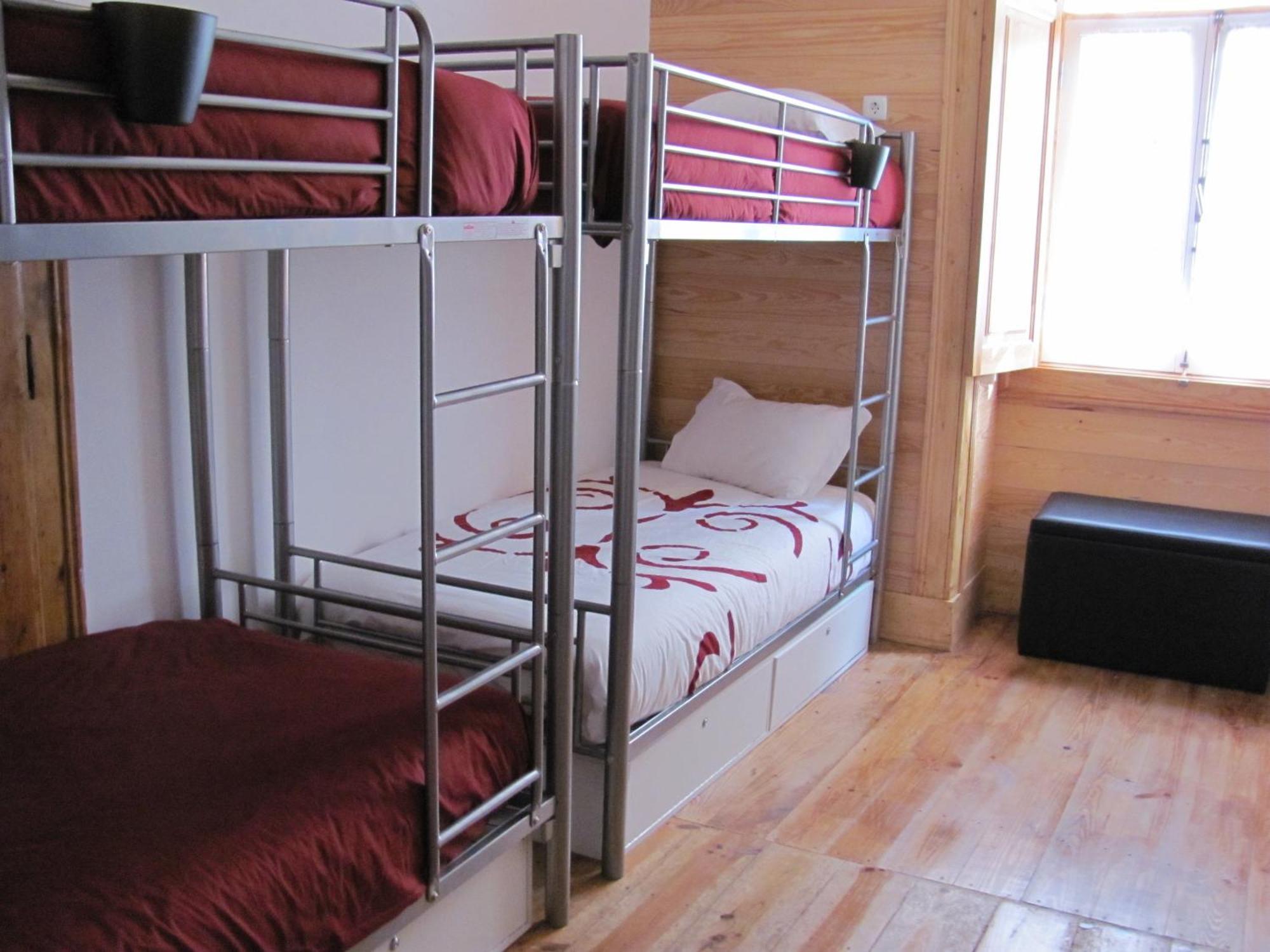 Cama individual en habitación compartida mixta (8 camas)